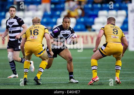 Widnes, UK. 3. Juli 2014. Ersten Rugby-Dienstprogramm Super League. Widnes Wikinger versus Castleford Tigers. Castleford Tigers verlieren nach vorne Oliver Holmes und Castleford Tigers Hooker Adam Milner in Aktion. Bildnachweis: Aktion Plus Sport/Alamy Live-Nachrichten Stockfoto