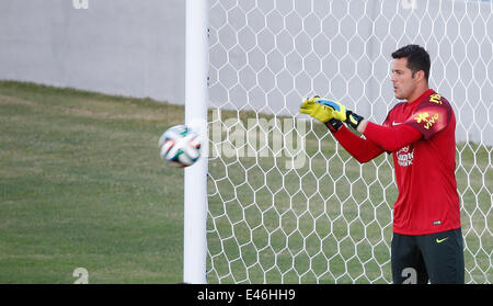 Fortaleza, Brasilien. 3. Juli 2014. Der brasilianische Torhüter Julio Cesar ist in einer Trainingseinheit in Fortaleza, Brasilien, am 3. Juli 2014 gesehen. © Liao Yujie/Xinhua/Alamy Live-Nachrichten Stockfoto