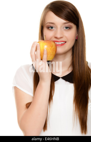 Diät und Ernährung. Glückliche junge Frau bietet saisonale Apfelfrucht isoliert auf weiss. Mädchen empfehlen gesunden Lebensstil. Stockfoto