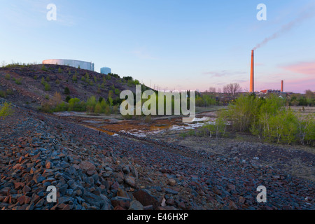 Wasser aus einem nahe gelegenen Teich Bergematerial Lecks in die örtliche Wasserversorgung in der Nähe von Vale-Bergbau in Sudbury, Ontario, Kanada. Stockfoto