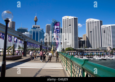 Fußgänger überqueren der Brücke in Darling Harbour, Sydney, New South Wales, NSW, Australien Stockfoto