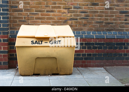 Salz-Splitt-bin gegen eine Mauer Stockfoto