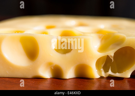 Stück Käse mit Löchern closeup Stockfoto