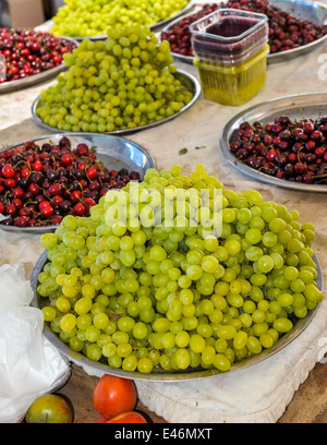 Trauben und Kirschen zum Verkauf auf Hurfeish Markt, einer Stadt der Drusen in Israel. Stockfoto
