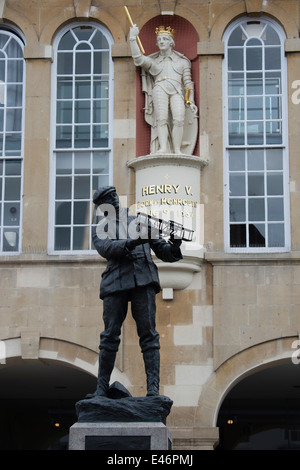 Statuen von Charles Stewart Rolls (von Rolls-Royce Fame) und Henry V außerhalb der Shirehall, Monmouth, Wales UK Stockfoto