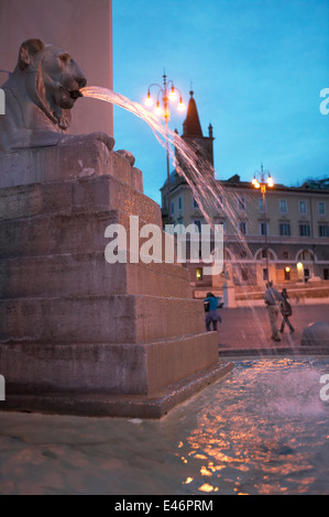 Piazza Popolo in Rom, Italien. Piazza del Popolo mit ägyptischen Löwenbrunnen. Stockfoto
