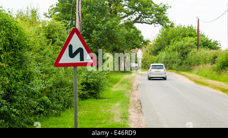 Straße Zeichen Achtung Autofahrer der doppelte Biegung Stockfoto