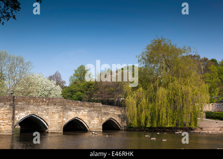 UK, Derbyshire, Peak District, Bakewell, alten steinernen Brücke über Fluss Wye Stockfoto