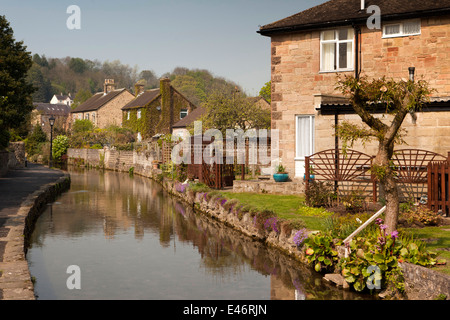 UK, Derbyshire, Peak District, Bakewell, Häuser am vom Menschen verursachten Rückstau des Flusses Wye Durchreise durch die Stadt Stockfoto