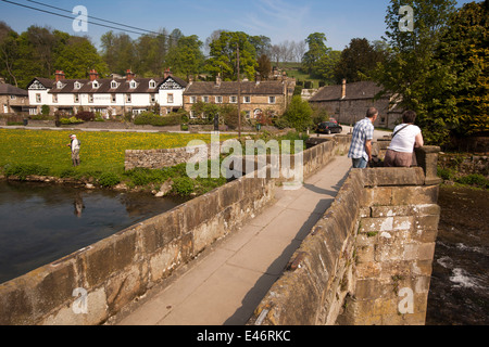 UK, Derbyshire, Peak District, Bakewell, paar auf alte Pack Pferd Brücke über den Fluss Wye Lumford Cottages Stockfoto