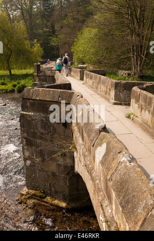 UK, Derbyshire, Peak District, Bakewell, paar auf alte Pack Pferd Brücke über den Fluss Wye Lumford Cottages Stockfoto