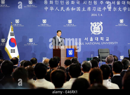 Seoul, Südkorea. 4. Juli 2014. Chinesischen Staatspräsidenten Xi Jinping hält eine Rede an der Seoul National University in Seoul, die Hauptstadt von Südkorea, 4. Juli 2014. © Ding Lin/Xinhua/Alamy Live-Nachrichten Stockfoto