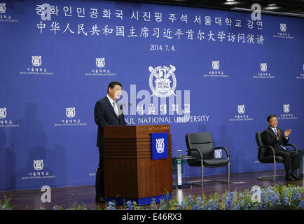 Seoul, Südkorea. 4. Juli 2014. Chinesischen Staatspräsidenten Xi Jinping hält eine Rede an der Seoul National University in Seoul, die Hauptstadt von Südkorea, 4. Juli 2014. © Lan Hongguang/Xinhua/Alamy Live-Nachrichten Stockfoto