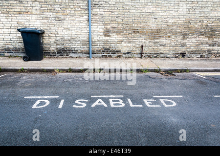 Leere Behindertenparkplatz auf einer Straße in London Stockfoto