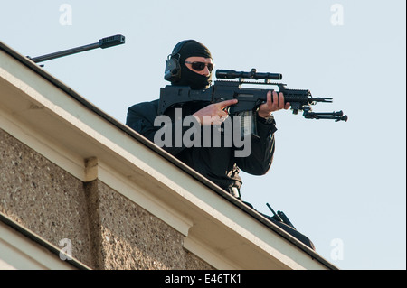 Hannover, Deutschland, SEC-Scharfschuetze auf einem Hausdach Stockfoto