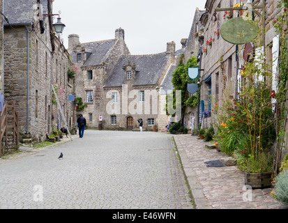 Street View von Locronan, einem idyllischen mittelalterlichen Dorf in der Bretagne, Frankreich Stockfoto