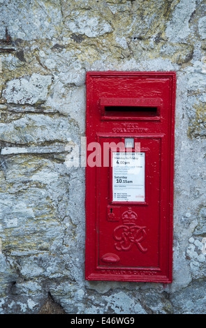 Cornwall. Roseland Halbinsel. St. Mawes. Roten Briefkasten in Wand mit GR drauf gesetzt Stockfoto