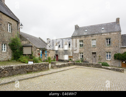 Street View von Locronan, einem idyllischen mittelalterlichen Dorf in der Bretagne, Frankreich Stockfoto