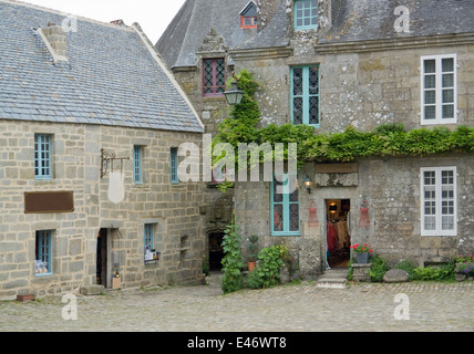 Street View von Locronan, einem idyllischen mittelalterlichen Dorf in der Bretagne, Frankreich Stockfoto