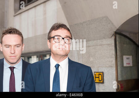 Old Bailey, London, UK. 4. Juli 2014. Glenn Mulcaire, der ehemalige Privatdetektiv beauftragt mit hacking, erhielt eine Bewährungsstrafe von sechs Monaten nach der Urteilsverkündung am Telefon hacking Testversion an Old Bailey, während ehemaliger Reporter James Weatherup eine viermonatige Bewährungsstrafe gegeben wurde. Beide verlassen das Gericht bald nach ihrer Verurteilung angekündigt wurde. Im Bild: Rechts - James Weatherup. Bildnachweis: Lee Thomas/Alamy Live-Nachrichten Stockfoto