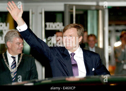 Utrecht, Niederlande. 3. Juli 2014. König Willem-Alexander der Niederlande kommt für die Eröffnung des neuen TivoliVredenburg Konzerts Gebäude in Utrecht, die Niederlande, 3. Juli 2014. Foto: RPE/Albert Nieboer S - Live News WIRE SERVICE/Dpa/Alamy Stockfoto