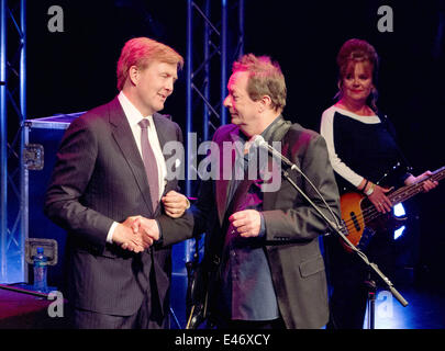 Utrecht, Niederlande. 3. Juli 2014. König Willem-Alexander der Niederlande und Musiker The Lau bei der Eröffnung des neuen TivoliVredenburg-Konzert in Utrecht, die Niederlande, 3. Juli 2014 bauen. Foto: RPE/Albert Nieboer - Live News WIRE SERVICE/Dpa/Alamy Stockfoto