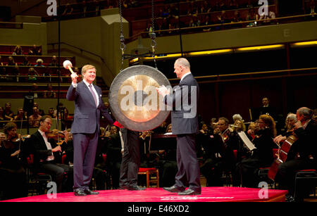 Utrecht, Niederlande. 3. Juli 2014. König Willem-Alexander der Niederlande mit Veranstaltungsort Direktor Frans Vreeke bei der Eröffnung des neuen TivoliVredenburg-Konzert in Utrecht, die Niederlande, 3. Juli 2014 bauen. Foto: RPE/Albert Nieboer - Live News WIRE SERVICE/Dpa/Alamy Stockfoto