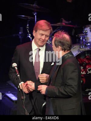 Utrecht, Niederlande. 3. Juli 2014. König Willem-Alexander der Niederlande und Musiker The Lau bei der Eröffnung des neuen TivoliVredenburg-Konzert in Utrecht, die Niederlande, 3. Juli 2014 bauen. Foto: RPE/Albert Nieboer - Live News WIRE SERVICE/Dpa/Alamy Stockfoto