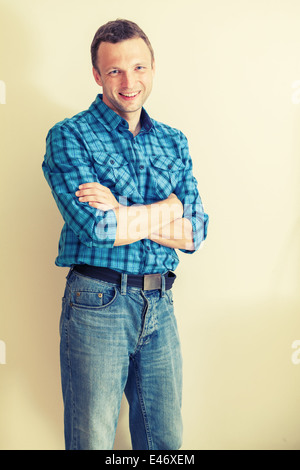 Porträt des kaukasischen Jüngling in blau kariertes Hemd, getönten Effekt Stockfoto