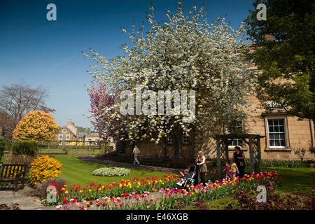 UK, Derbyshire, Peak District, Bakewell, Bad Garten Volkspark, bunte Blumen genießen Besucher Stockfoto