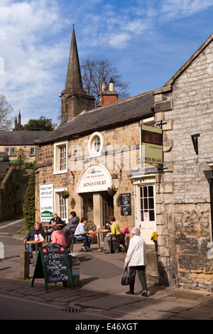 Derbyshire, Peak District, Bakewell, UK, South Church Street, All Saints Church Turmspitze über Kings Court Stockfoto