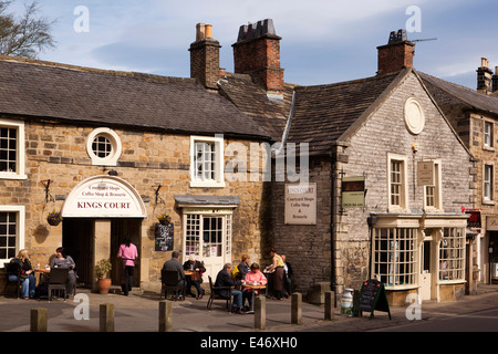 UK, Derbyshire, Peak District, Bakewell, South Church Street, Kings Court Bürgersteig Café-Tischen Stockfoto