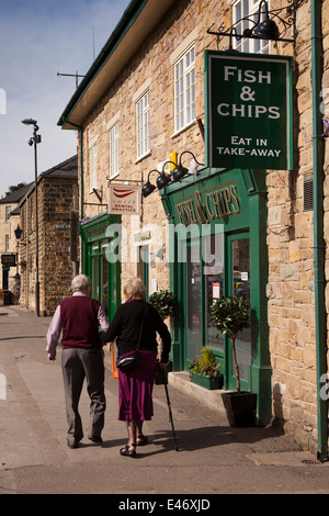 UK, Derbyshire, Peak District, Bakewell, Granby Straße, älteres Ehepaar vorbei an Stadtzentrum Fish &amp; Chips-Laden Stockfoto