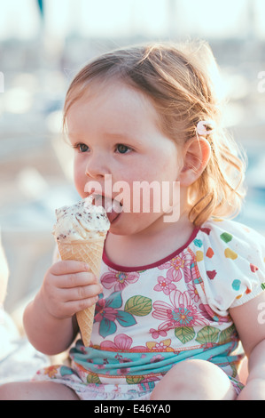 Niedliche kleine Mädchen essen Eis Stockfoto