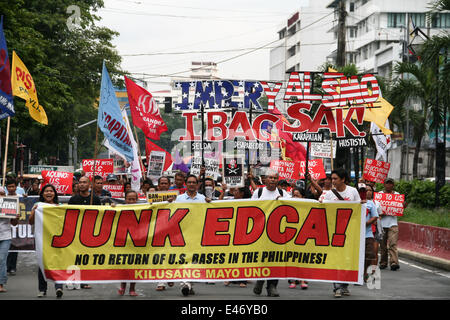 Manila, Philippinen. 4. Juli 2014. Andere militante Gruppen marschieren in Richtung der US-Botschaft in Roxas Boulevard, ihren Protest gegen das verbesserte Verteidigung Kooperationsabkommen zwischen den USA und den Philippinen zu lüften. © J Gerard Seguia/NurPhoto/ZUMA Draht/Alamy Live-Nachrichten Stockfoto