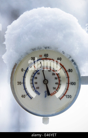 Kreisförmige außen-Thermometer mit Schnee auf, kalten Temperaturen angibt Stockfoto