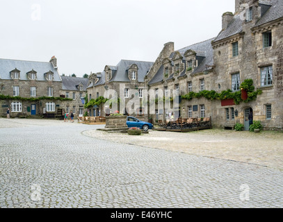 Street View von Locronan, einem idyllischen mittelalterlichen Dorf in der Bretagne, Frankreich Stockfoto