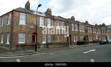 Reihe von Reihenhäusern auf Barsch Seitenstraße der Shacklewell Lane in Dalston Borough of Hackney East London E8 England UK KATHY DEWITT Stockfoto