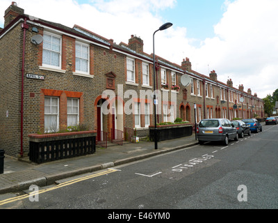 Reihe von Reihenhäusern am April Street mit behinderten Parkplatz markiert Dalston Hackney East London E8 England UK KATHY DEWITT Stockfoto