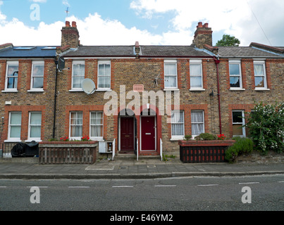 Reihe von Reihenhäusern auf Barsch Seitenstraße der Shacklewell Lane in Dalston Borough of Hackney East London E8 England UK KATHY DEWITT Stockfoto