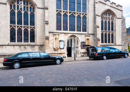 Leichenwagen tragen einen Sarg parkten außerhalb Kirche Stockfoto