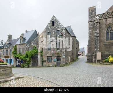 Street View von Locronan, einem idyllischen mittelalterlichen Dorf in der Bretagne, Frankreich Stockfoto