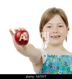 Schulmädchen mit Bestnoten ein plus-Symbol auf einen roten Apfel, isoliert auf weißem Hintergrund Stockfoto