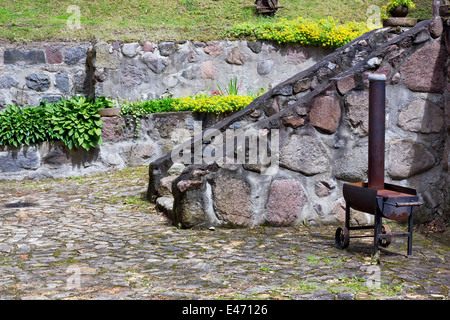 Wir laden Sie ein zu einer Grillparty in unserem alten Stein mittelalterliche Burg-Konzept Stockfoto