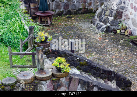 Wir laden Sie zu einer Grillparty in unserem Granit Steinburg Konzept. Selektive Kunst Fokus Stockfoto