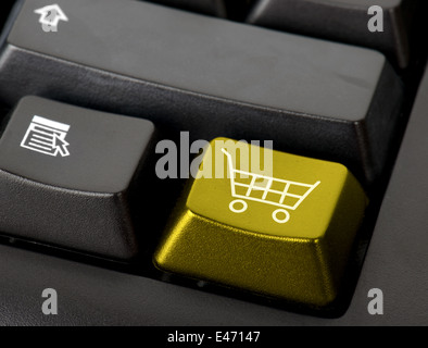 Die Taste für Einkäufe auf der Tastatur. Online-Shop. Stockfoto