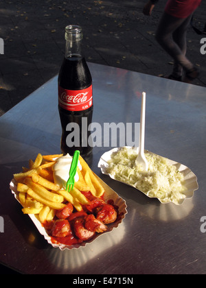 Berlin, Deutschland, Currywurst mit Pommes frites, Krautsalat und einer Flasche Coca Cola bei Curry 36 Stockfoto