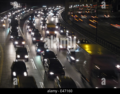 Berlin, Deutschland, langsam fließenden Verkehr auf der Autobahn A 100 in der Nacht Stockfoto