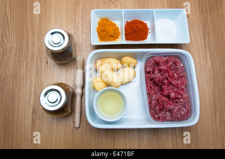 Rohe Zutaten Hackfleisch Kartoffel und Gewürzen Stockfoto