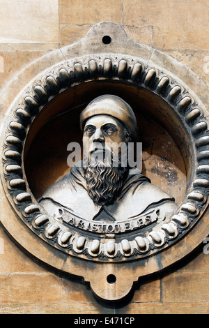 Aristoteles. Einschub-Skulptur in der Wand des Wollaton Hall in Nottingham besser bekannt als Aristoteles 384-322 v. Chr. einen griechischen Philosoph Stockfoto